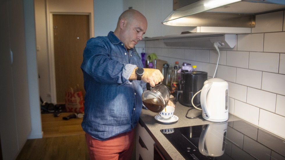 Brandkärrsbon Alejandro Ozano har startat en insamling för att stödja brandoffren. Han är kritisk till att stödet till de drabbade dröjde.