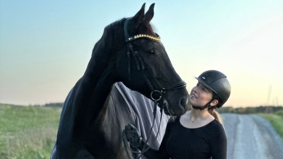 Tilda Nydahl Sund startade Charlie så sent som för en och en halv månad sedan på tävlingsbanan. Och det har gått bra. Ekipaget har noterat segrar och placeringar i stort sett i alla starter.