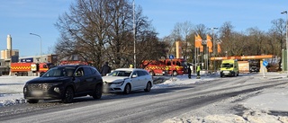 Två bilar krockade i rondell – krockkudde löstes ut