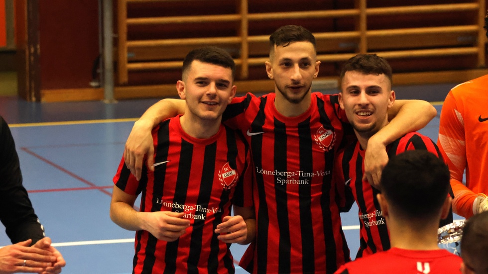 Förra året var Jetmir Shehi med i det SK Lojal som vann första upplagan av KM i futsal i Hultsfred. Nu spelar han i HFK. På bilden ses han med firande lagkamraterna Mohammed Qasem och Gzim Gelici, som kommande säsong också bytt klubb, till Tuna. 
