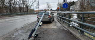 Full man körde in i stolpe och smet – bilen kvar mitt i gångbanan