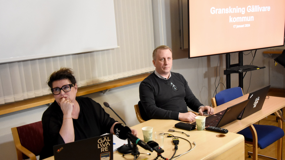 Andreas Pääjärvi, säkerhetschef, säger att man från arbetsgivarhåll inte funnit några skäl till att den anställda ska ha sekretessmarkering. Till vänster om honom kommundirektör Monica Flodström. 