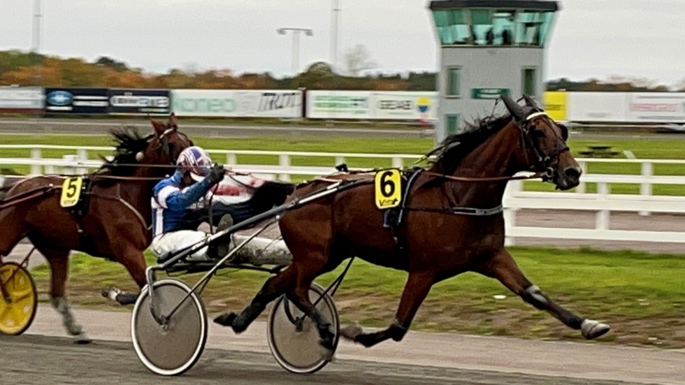 Flyger fram till seger i lopp 1. Just Wish Boko tog andra raka och kördes den här gången av Johan Wiman. 