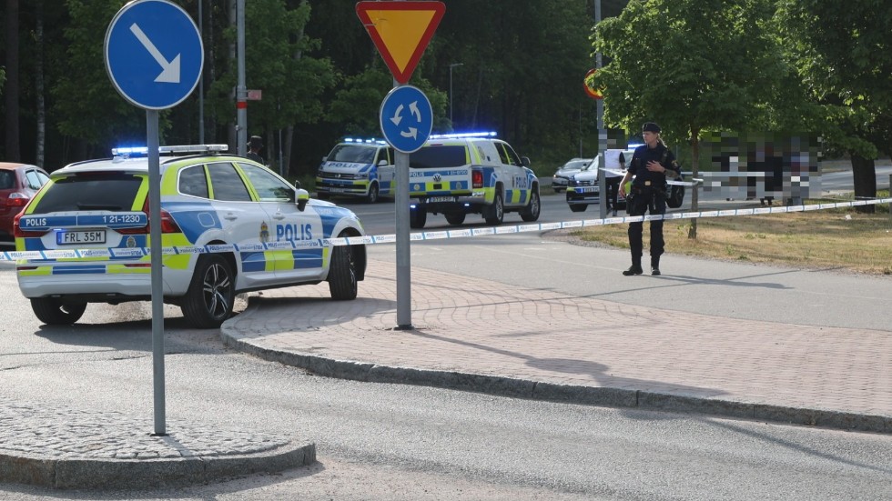 Polisinsats efter skjutningen där en 14-årig kille hamnade i skottlinjen. 