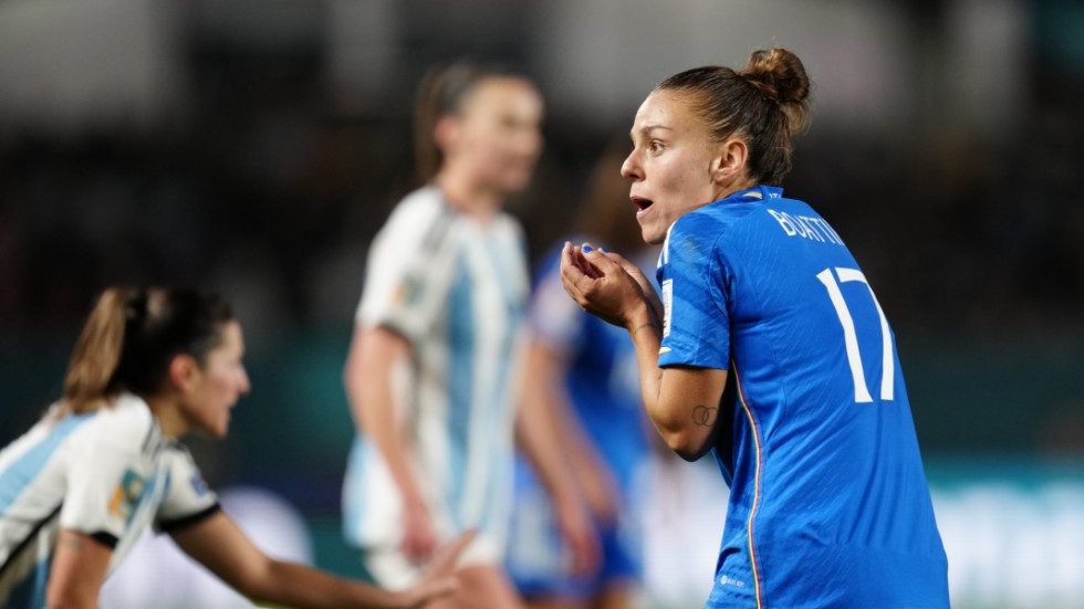 Italiens Lisa Boattin med en inte helt otypisk italiensk gest mot domaren under VM-premiären mot Argentina.