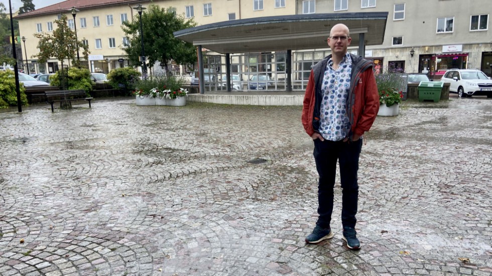 Varför Gnesta saknat en offentlig toalett under en längre tid är svårt att svara på, enligt Oskar Sulin, gruppledare för Vänsterpartiet i Gnesta.