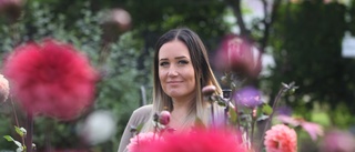 Jessica säljer sina blommor – i kampen mot bröstcancer