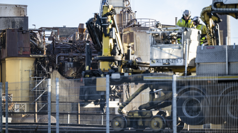 Trafikverket bedömer att tågtrafiken på södra stambanan i Skåne ska kunna rulla normalt igen vid 14-tiden på söndagen. Lördagens explosion i sockerbruket i Örtofta, intill järnvägen mellan Eslöv och Lund, spred bråte och skadade kontaktledningar vilket ledde till stopp i trafiken.