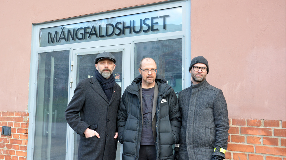 Nicklas Lundström (V), Robert Nordman (MP) samt Christian Widlund (C) är gruppledare för respektive parti. Nu lägger de ett gemensamt säryrkande för att skjuta till nio miljoner till fritidsgårdarna varav Mångfaldshuset i Marielund är en.
