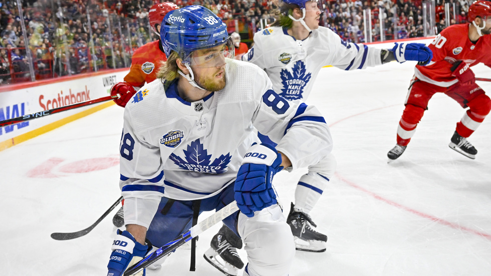 William Nylander gjorde ett mål och spelade fram till de två övriga när Toronto vände och vann över Detroit.