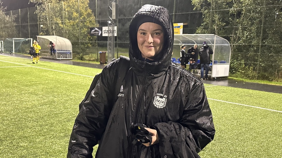 Jennifer Björklund gjorde mål på alla fyra bonusstraffar. Fanna BK hade 4-4 efter dryga timmen spelad, men Elitettanklubben Gamla Upsala SK, vars andralag spelar i division 2, hade inga problem att göra ytterligare två och vinna med 6-4. Regnet öste ned hela matchen och vinden slet i paraplyerna, men det var kamp i 90 minuter på planen. Henrik Norell, som gjorde sin sista match som tränare för laget, var också stolt över inställningen och insatsen.