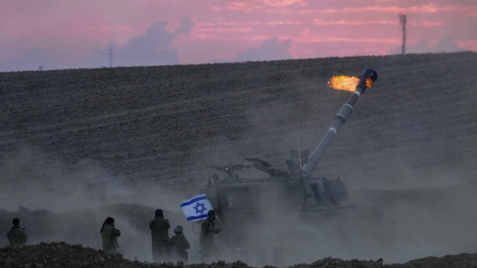 Israeliska soldater öppnar granateld mot Gaza från ett område i de södra delarna av landet.