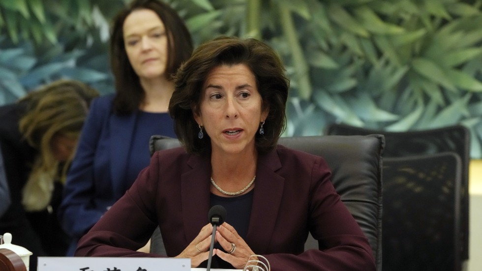 Gina Raimondo, USA:s handelsminister, har träffat sin kinesiska motsvarighet Wang Wentao.