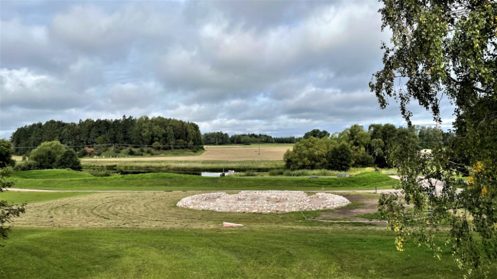 Konstverket "Stenparken" vid Storvretabadet syns från kullen innan man kommer ner till badplatsen.