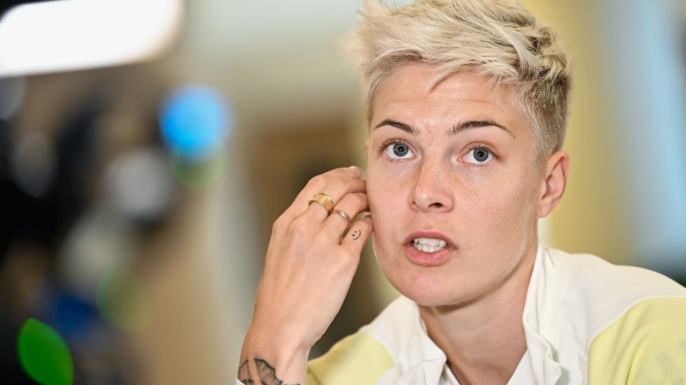 Lina Hurtig under söndagens pressträff med det svenska fotbollslandslaget i italienska Rivisondoli inför tisdagens Nations League-match mot Italien i Castel di Sangro.