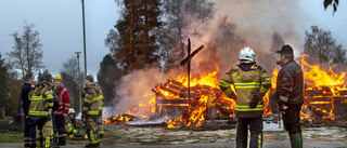 Se de dramatiska bilderna från nattens jättebrand