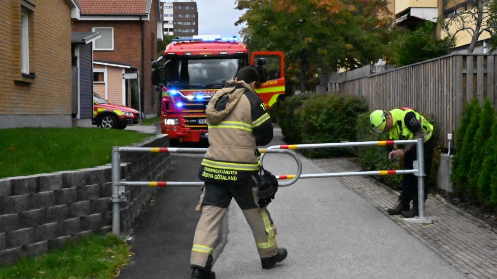 Räddningstjänsten på plats vid branden på Ektorpsgatan på lördagseftermiddagen.
