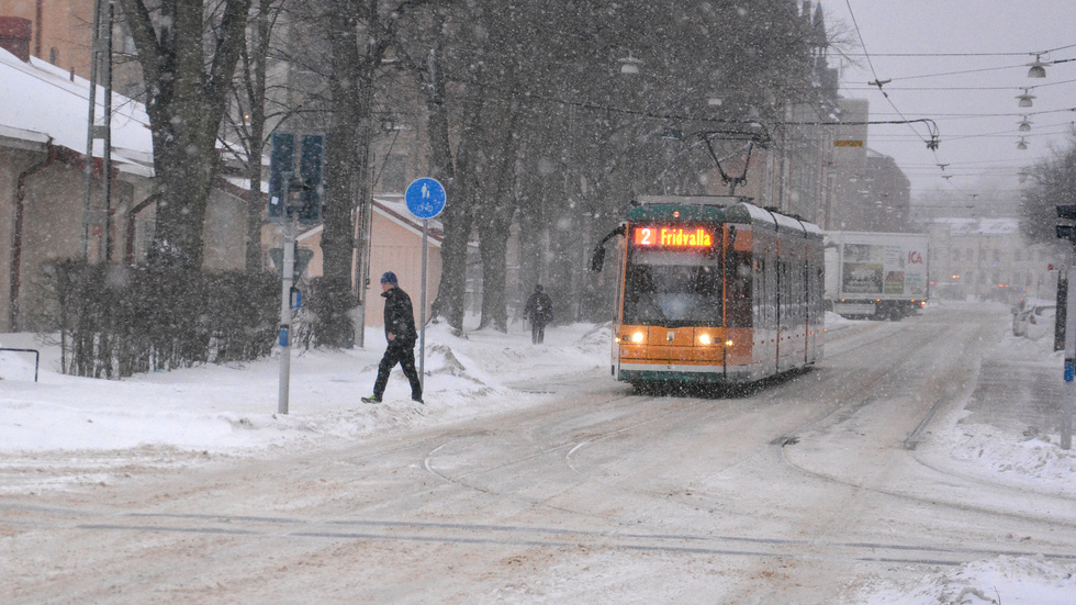 Ett par decimeter snö kan falla mellan tisdag och onsdag. SMHI har lagt en gul varning för norra Östergötland.