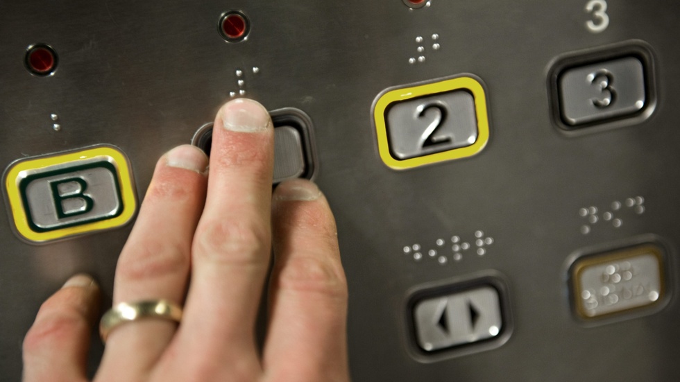 Nyligen firades Punktskriften, det symmetriska knotter som förmedlar ord genom fingertopparna på blinda. Johan Pettersson på Synskadades riksförbund i Östergötland sänder en varm tanke till fransmannen Louis Braille och hans kamp för att skapa ett skriftspråk för dem som inga bokstäver ser.