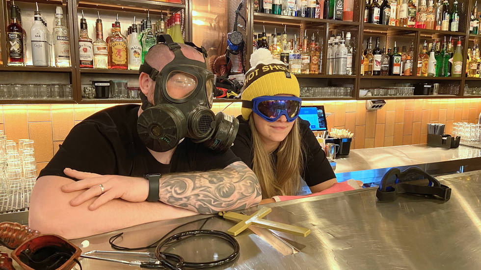 Djävulshorn, stetoskop, skidglasögon och andningsmask är bara några av attiraljerna som används av bartendrarna på Shotluckan.