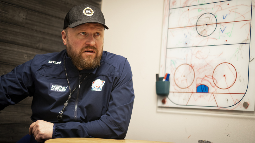 Klas Östman med taktiktavlan i tränarrummet. Vi kom med fem påståenden om den svaga LHC-hösten och bad tränaren tycka till. Närmast: bortamöte med Brynäs på torsdagen.