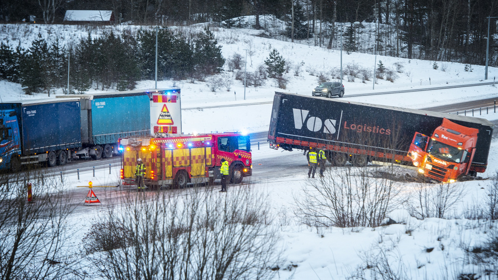 Hela E4 var avspärrad i norrgående riktning på tisdagsmorgonen efter att en lastbil kört av.