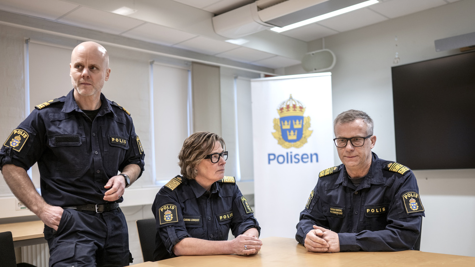 Kristoffer Axell, chef för lokalpolisområde Södra Vätterbygden, Carina Lennquist, biträdande regionpolischef, och Håkan Boberg, chef polisområde Jönköping, dagen efter händelsen då en av deras kollegor skadades allvarligt.