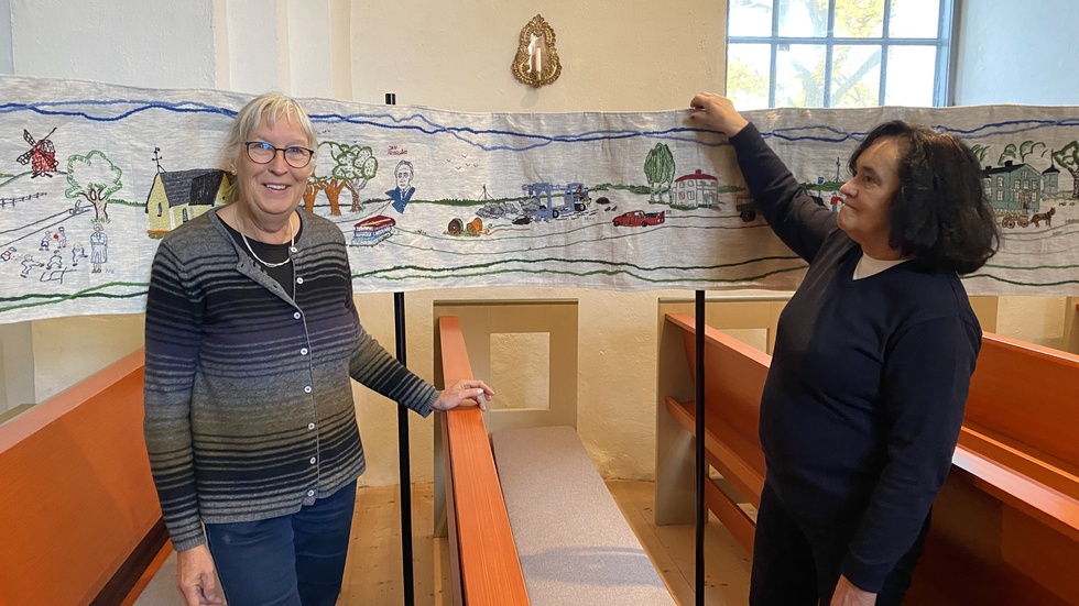 På lördagen är det sista ordinarie visningen av Södra Trögds-tapeten, nu Veckholms kyrka. Solveig Grystad och Eva Emanuelsson är överväldigade av det stora intresset som varit  för broderiet som visar de sex socknarnas historia.