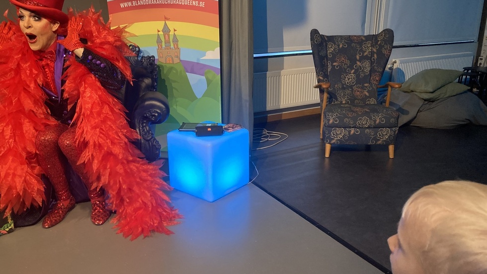Dragqueen Björta, med bland andra Loke Fahlesson i publiken.