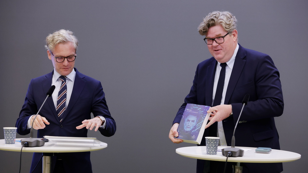 Justitieminister Gunnar Strömmer (M) tog i juni emot den så kallade biometriutredningen av den särskilda utredaren, chefsjuristen Eric Leijonram. Arkivbild.