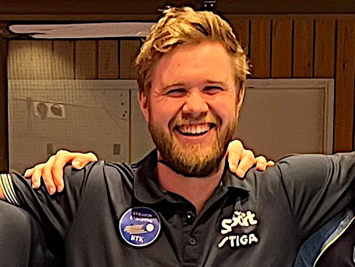 Alfred Ström gläds över semifinalplatsen, det främsta seniorresultatet för hemmaklubben i klassikern Mini-Stratospoolen i Idrottshuset.