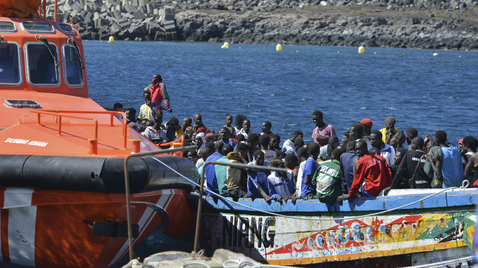 Migranter väntar på att få gå i land från en liten båt i La Restinga på ön El Hierro. Bilden är tagen i lördags.