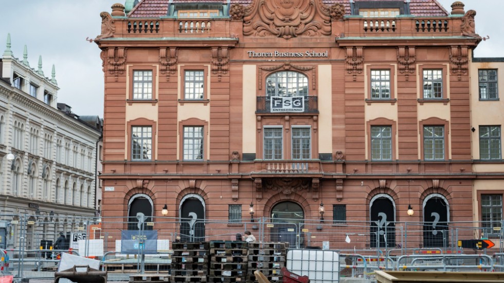 Det gamla bankhuset har fått sitt smeknamn efter att bland annat huserat banker som Uplands Enskilda Bank, Upplandsbanken och Nordea. 