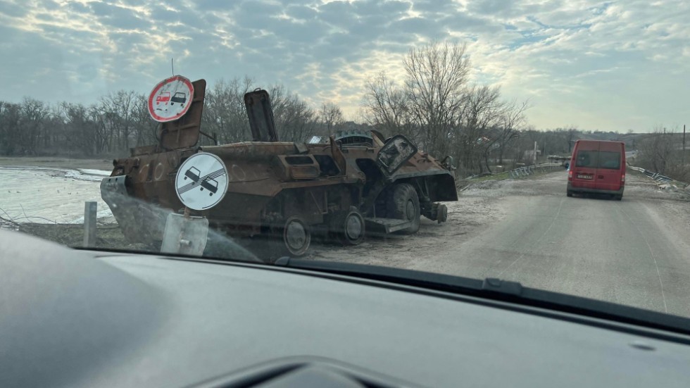 En utbränd stridsvagn vid sidan av vägen, nära Gammalsvenskby i Ukraina.