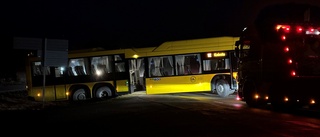 Buss missade avfart – körde i diket • Blev kilometerlånga köer