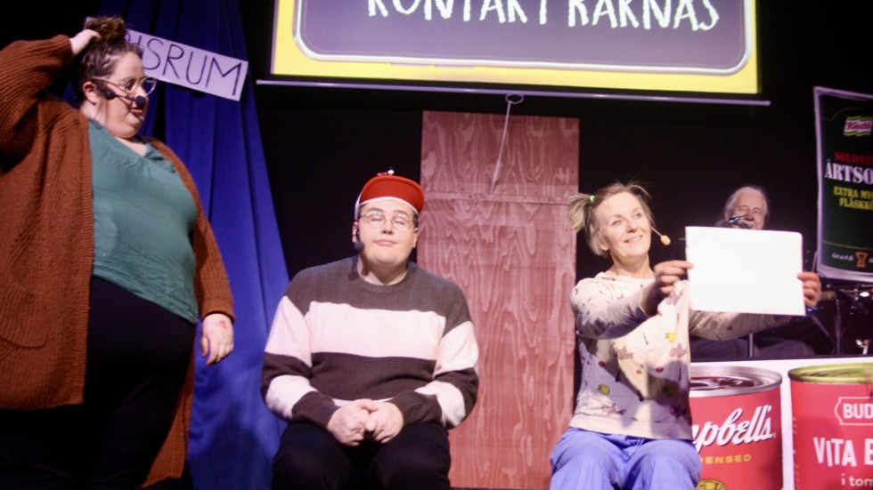 Lisa Stenlund, Thomas Jonsson och Lena Samuelsson, Scenadrage, i en sketch från fjolårets revy. Snart är det dags igen.