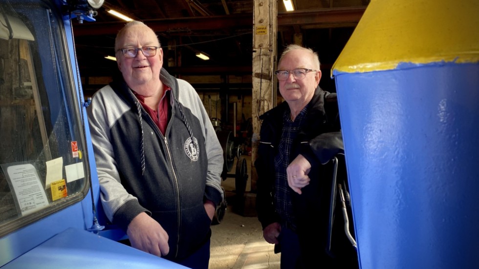 Göran Forslund och Rolf Törnqvist på Åssamuseet känner sig motarbetade av kommunen. "Vi behöver kunna köra in Blå tåget någonstans utan att behöva koppla loss vagnar. Ska vi göra det så går det åt tre, fyra man. Vi orkar inte det", säger de.