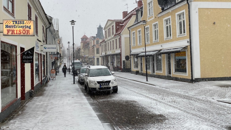 Snön faller över Storgatan i Västervik.