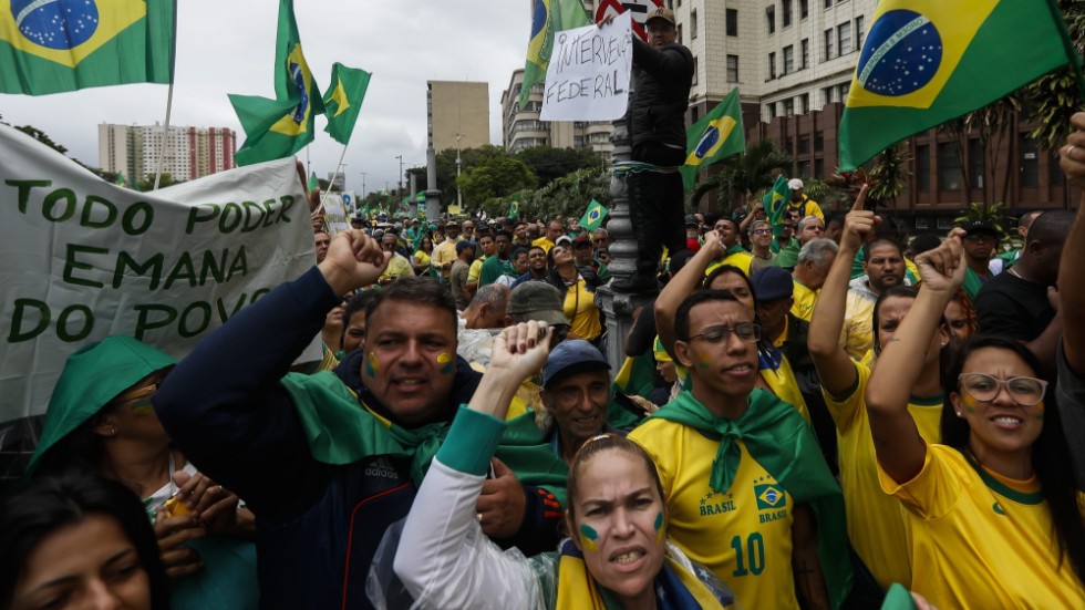 Demonstranter i Rio de Janeiro på onsdagen.