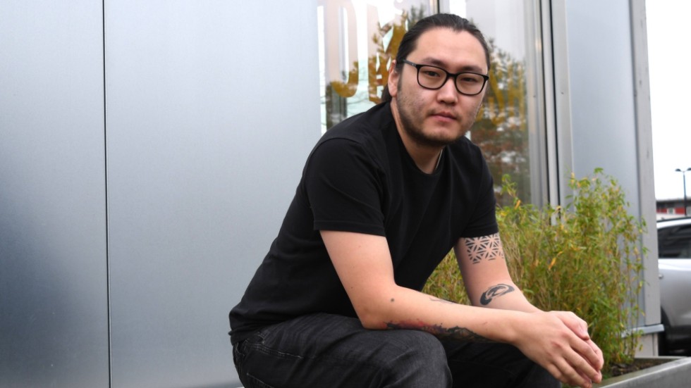 För fem år sedan kom Bilguun Tuvshinjargal till Sverige. Då hade han knappt hållit i en kökskniv. Nu driver han sin egna sushirestaurang i Linköping och Vallastaden.
