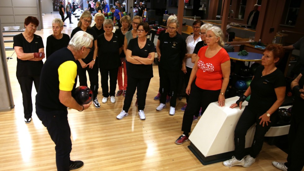 Peter "Peppe" Engström håller vid några tillfällen per år träning för Golden Girls och kommer med tips för hur tjejerna ska utvecklas som bowlingsspelare.