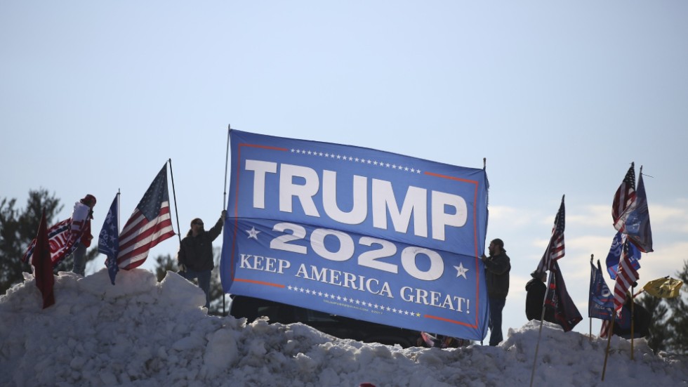 Anhängare till Donald Trump hälsar honom välkommen till Salem i delstaten New Hampshire.