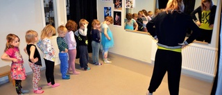 Dansen en barnlek för pigga femåringar