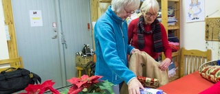 De ger julklappar till flyktingbarn