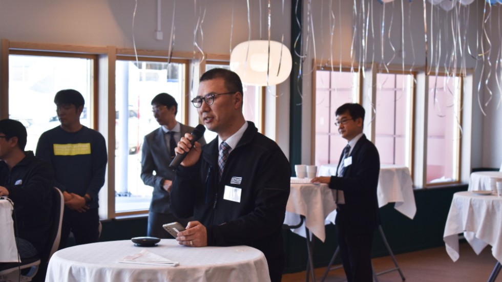 Yun Lee är fabrikschef vid Dongjin Sweden. Nyligen invigdes fabriken, som ligger nära Northvolts batterifabrik.