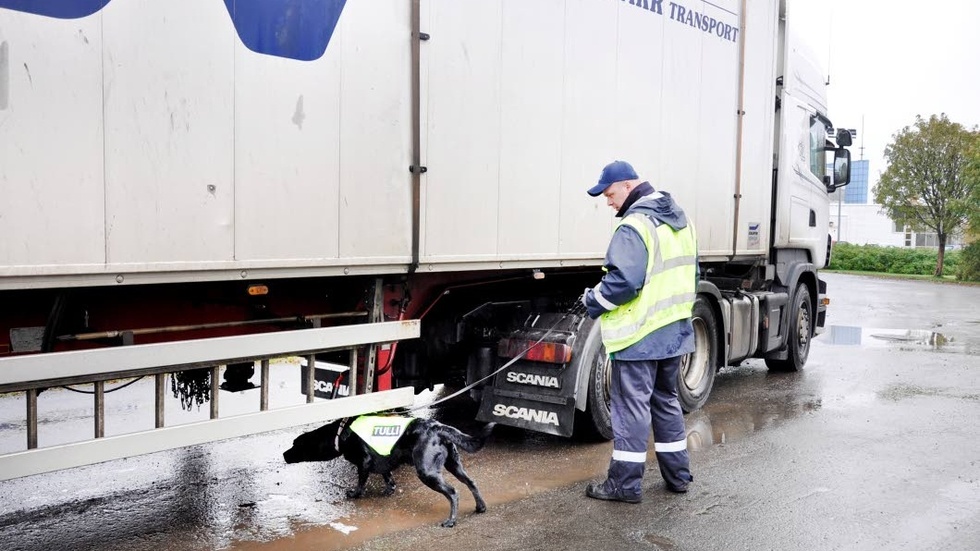 INTENSIVT ARBETE. Lastbilar genomlyses i jakt på flyktingar och tullens hundar kontrollerar samtidigt så att inga droger förs in i Finland.