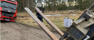 Man i hjullastare rammade polisbil och bärgare under utmätning • Polis drog vapen