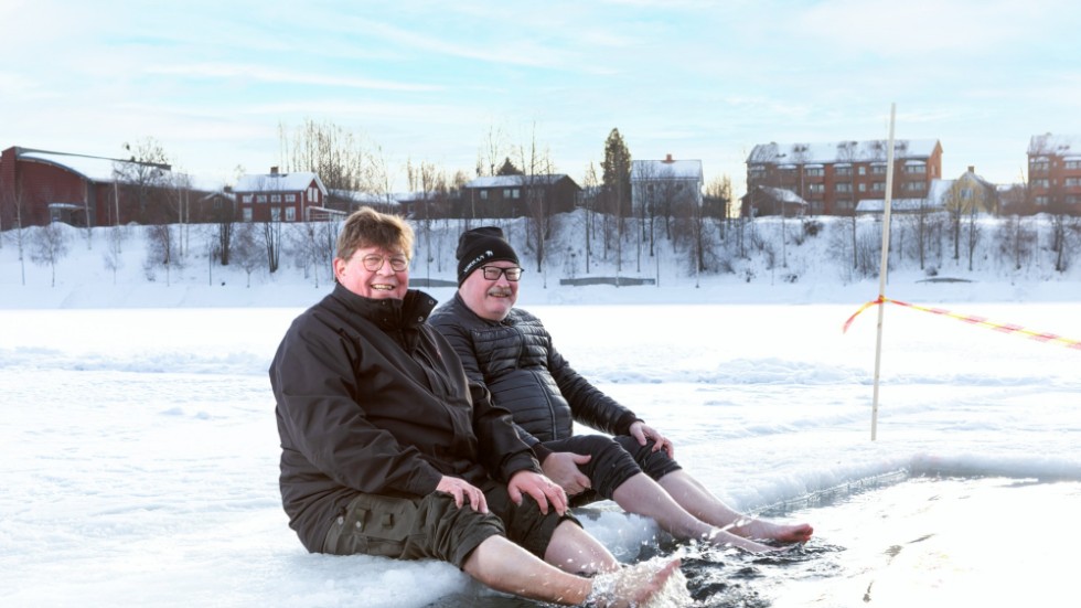 Mörkrets och Kylans Glada Vänners grundare, Jarkko Enqvist och Lars Westerlund testar badtemperaturen inför vintersimmet 11 februari.