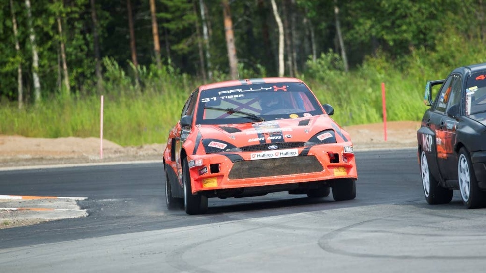 FUNKAR BRA. Det har varit en kamp mot klockan för att hinna reparera bilen men nu är Fredrik Tiger tillbaka på rallycrossbanan igen.