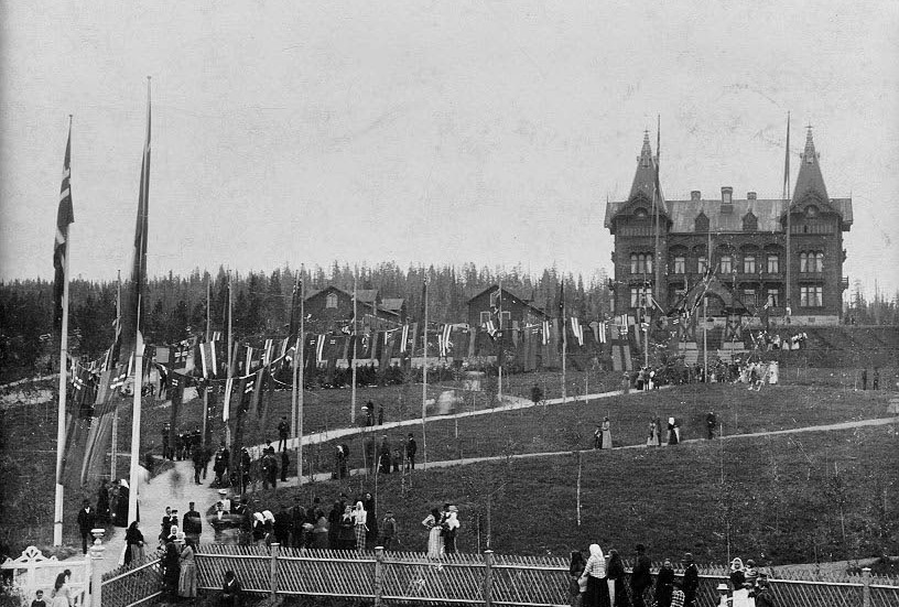 FESTSKRUD. Bilden är tagen är 1894, strax innan Oscar II ­anländer till Fjällnäs slott. Kungen välkomnas med flaggor och vimplar.